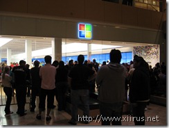 Microsoft Store (Fashion Square Mall): Waiting Outside